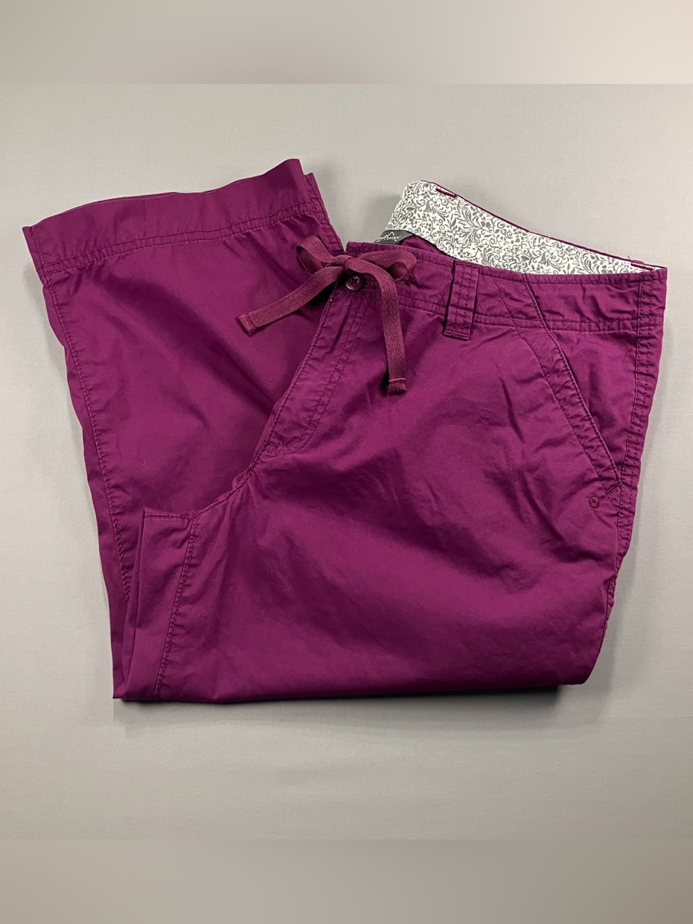 Eddie Bauer women’s wineberry cargo utility four pocket Capri pants Size 12